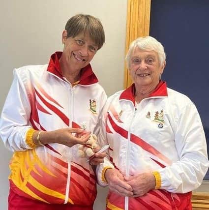 Caroline Halliwell (Royal Leamington Spa BC) receives her County Colt badge from Immediate Past President, Caroline Harris (Nuneaton BC)