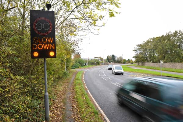 An electronic speed limit sign showing 30mph