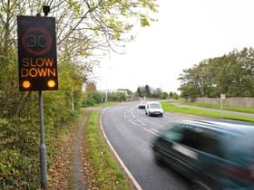 An electronic speed limit sign showing 30mph