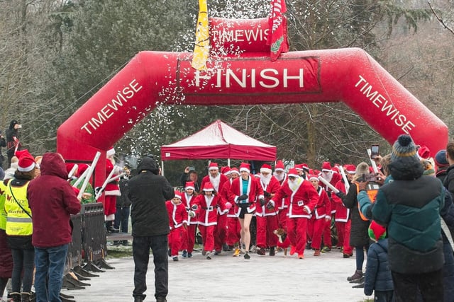 The Myton Hospices Santa Dash start line. Photo by David Hastings/dh Photo