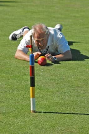 Cliff Daniel lines up a shot.