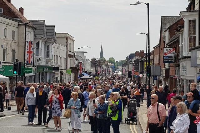 Hundreds of people filled the centre of Kenilworth to celebrate Queen’s Platinum Jubilee today (Friday).