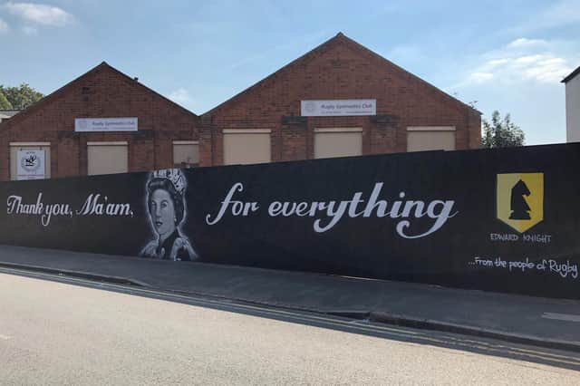 A tribute to the queen has been spray painted in Rugby - and it is attracting a lot of attention.