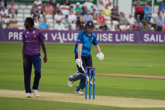 Warwickshire chased down their total with 14 balls to spare.