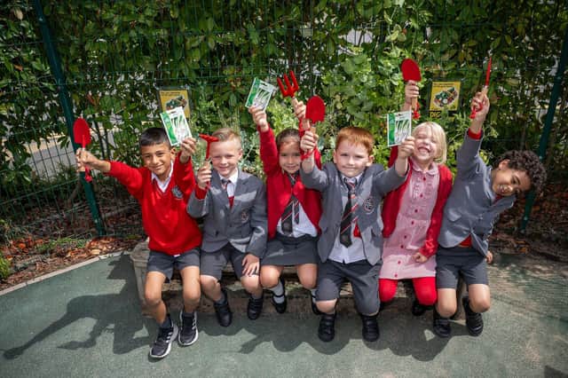 BWM - SGB-45374 - Rugby Free Primary School recieves gardening donation from Barratt Homes