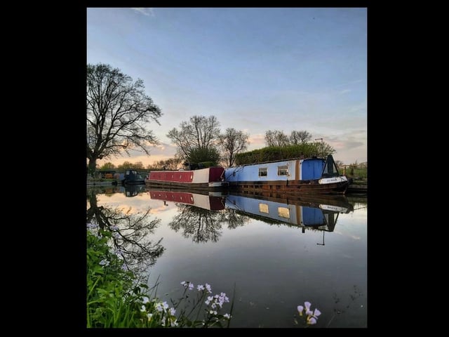 A group of boats on a body of water.
Oxford Canal at Clifton-upon-Dunsmore by Duncan.