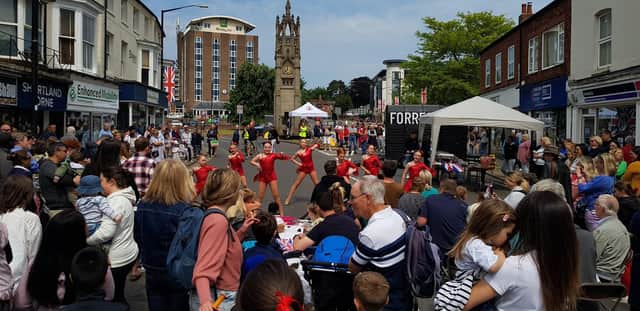 Hundreds of people filled the centre of Kenilworth to celebrate Queen’s Platinum Jubilee today (Friday).