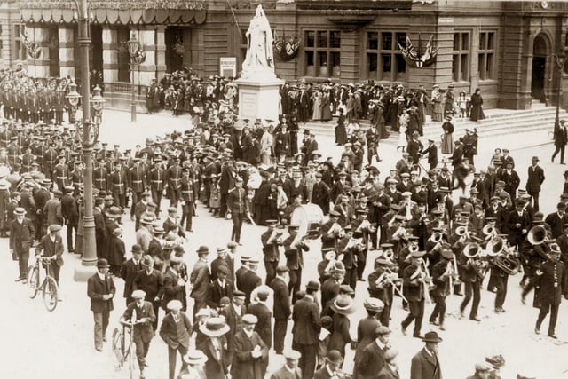 Lower Parade march past the town hall in Leamington in 1911