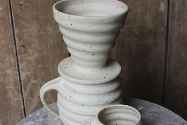 White spiral mug and coffee dripper - Deloise