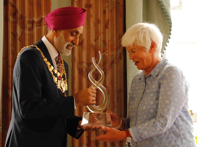 The Mayor of Warwick, Cllr Parminder Singh Birdi presenting Mary Walsh the prise for ‘Best in Show’. Photo supplied