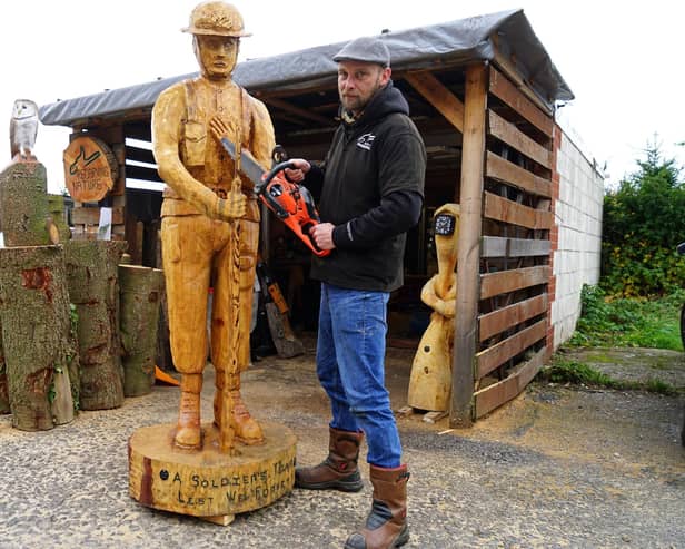 Chainsaw artist create life-size WW2 soldier for Remembrance Day