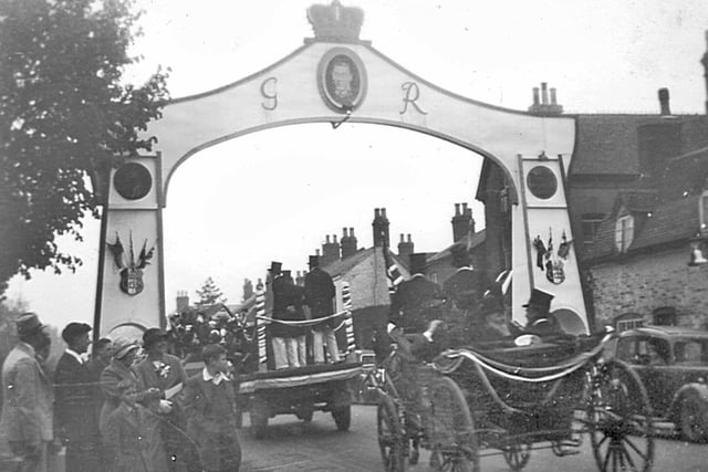 Warwick Road Arch, Kenilworth, 1937.