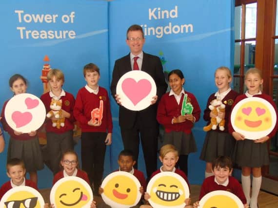 Jeremy Wright MP with pupils at St Nicholas Primary School