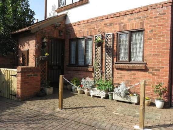 One bedroom ground floor apartment conveniently situated in the centre of the town of Warwick with beautiful communal gardens. Price 90,000. Connells 01926 659145.