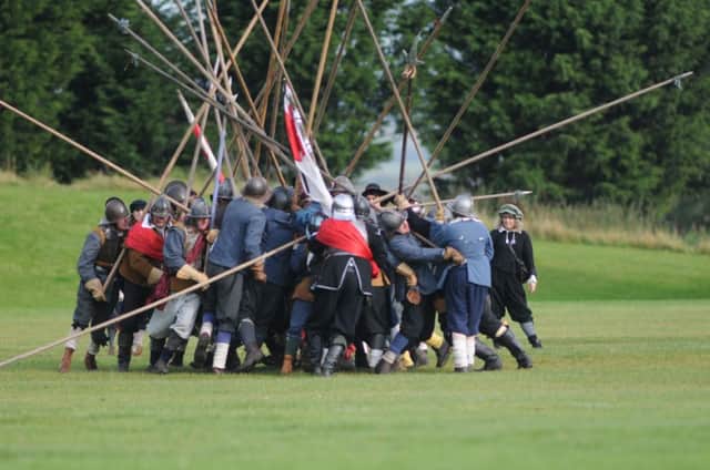 The Sealed Knot were staging their renactment of the Battle of Edgehill over the weekend.
MHLC-20-10-12 Edgehill Oct12