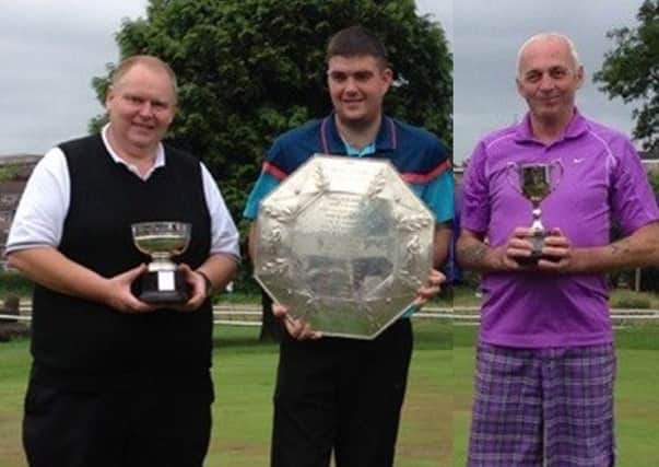 Club champion Dan Buckingham (centre) flanked by Warwick Bowl winner 
Tony Houghton (left) and senior club champion Ian Scandrett.