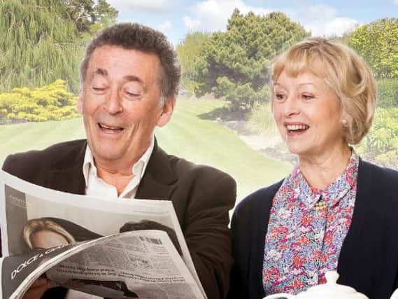 Robert Powell and Liza Goddard in Relatively Speaking