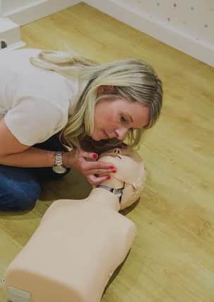 Anna Leeksma demonstrating first aid skills. NNL-161114-094552001