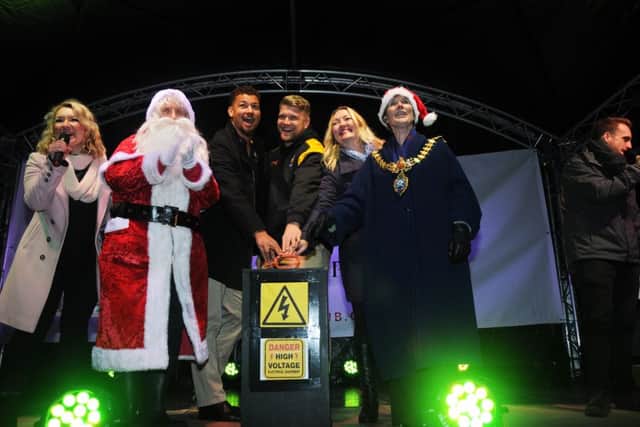 Leamington Lights switch onKirsty Leahy, Touch FM Drive Time presenter, Father Christmas, Alex Lundberg and Guy Armitage (Wasps players), a lady from the Chamber of Trade and Town Mayor Cllr. Ann Morrison, switch on the lights.MHLC-20-11-16 Leamington Christmas Lights NNL-161120-212822009