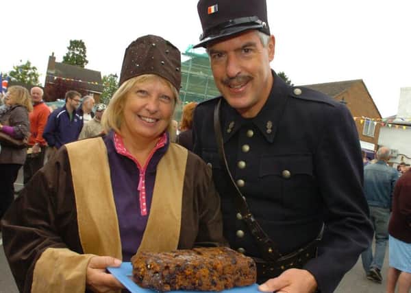 MHDE-29-08-11 FEAST AUG71 (5) The Buckby Feast Wendy Roberts ( with her winning Buckby Pudding )  & Arthur Bostrom ( Crabtree - Allo Allo ) NNL-170124-114220001