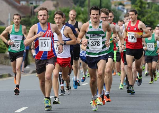 Paul Andrew tucks in behind the early leaders at the Northbrook 10k, with eventual winner Alistair Smith (409) further back.  Picture: Tim Nunan